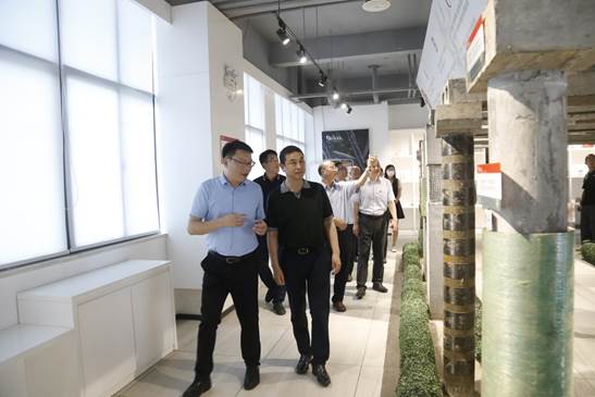 师生参观实验检测展区 (2) 师生参观实验检测展区 (2)