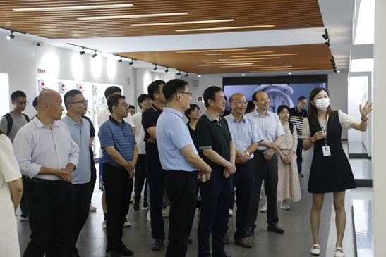 讲解员为到场师生讲解 讲解员为到场师生讲解